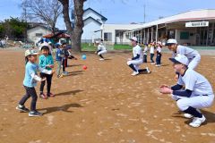 帯農野球部員とキャッチボールをして遊ぶ園児たち（２２日、帯広稲田保育園で。金野和彦撮影）