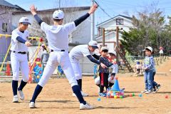 帯農野球部員のアドバイスを受け、野球を体験する園児（２２日、帯広稲田保育園で。金野和彦撮影）