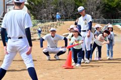 帯農野球部員のアドバイスを受け、思い切りボールを打つ園児（２２日、帯広稲田保育園で。金野和彦撮影）