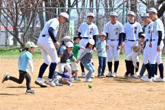 稲田保育園児と帯農野球部員が野球体験交流（２２日、帯広稲田保育園で。金野和彦撮影）