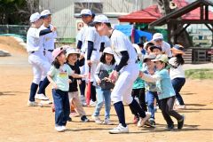 稲田保育園児と帯農野球部員が野球体験交流（２２日、帯広稲田保育園で。金野和彦撮影）
