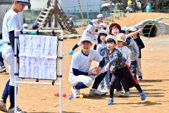 稲田保育園児と帯農野球部員が野球体験交流（２２日、帯広稲田保育園で。金野和彦撮影）