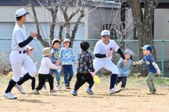 稲田保育園児と帯農野球部員が野球体験交流（２２日、帯広稲田保育園で。金野和彦撮影）