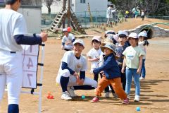 稲田保育園児と帯農野球部員が野球体験交流（２２日、帯広稲田保育園で。金野和彦撮影）