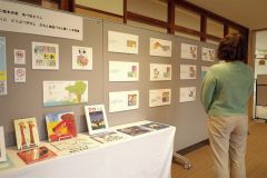 あべ弘士さんの絵本をパネル展示している企画展