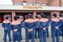 パレード出発式で士気を高める本別消防職員と本別消防団員