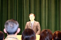 職員に訓示する按田町長