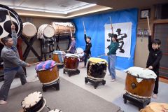 「春のＤｏｎまつり」に向けて練習する広尾郷土芸能陣屋太鼓保存会のメンバーら