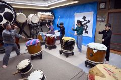 「春のＤｏｎまつり」に向けて練習する広尾郷土芸能陣屋太鼓保存会のメンバーら