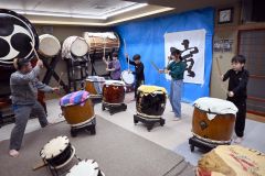 「春のＤｏｎまつり」に向けて練習する広尾郷土芸能陣屋太鼓保存会のメンバーら
