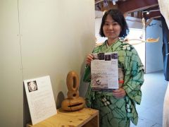 作品展をＰＲする大池ひとみさん