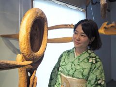 作品展をＰＲする大池ひとみさん