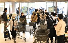 第１期オープンを迎え店内に続々と入る客（塩原真撮影）