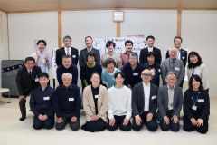 掛川さん（前列中央）を囲んで和やかに開かれた歓迎会＝上士幌町教育委員会教育推進課提供