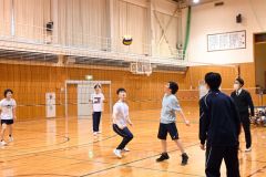 総合運動部でバレーボールを楽しむ生徒