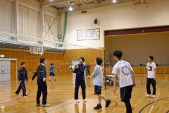 総合運動部でバレーボールを楽しむ生徒