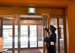誘導灯を点検する能登署長