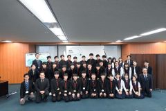 環境省を訪れ、ＳＤＧｓへの理解をた上士幌中の生徒ら