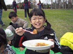カレーを食べる子ども