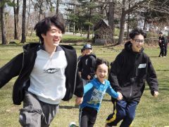 ボランティアの高校生と遊ぶ子どもたち