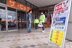 店舗前でポケットティッシュを手に献血を呼び掛ける会員