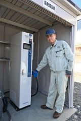 ＥＶの急速充電スタンドを紹介する太田専務