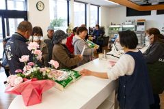 リニューアルした店舗で特価品を買い求める人たち