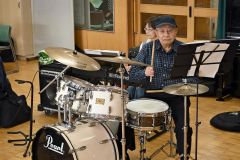 ドラムをたたく樋口さん。「ドラムは生活の一部」と力を込める