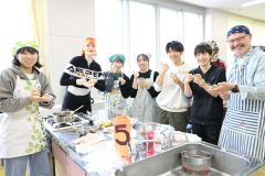柏葉高生が企画、在住外国人と和菓子作りで交流