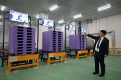 全自動倉庫の仕組みを説明する社員