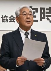 あいさつする堂前会長
