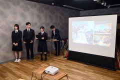 報告会を行った（左から）朽木さん、福井さん、鴨川さん。右は日本旅行帯広支店の城戸雄大さん