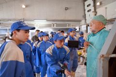 説明を聞きながら真剣に作業する生徒たち