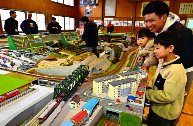 【写真】廃校体育館に巨大ジオラマ、Ｎゲージ１００両超　音更で５月５、６日公開
