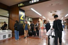 家族連れなど多くの帰省客や観光客が訪れていた。（２６日午前９時半ごろ、とかち帯広空港で）