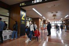 家族連れなど多くの帰省客や観光客が訪れていた。（２６日午前９時半ごろ、とかち帯広空港で）