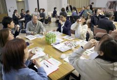 摂食嚥下調整食を試食する参加者