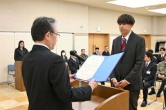 修了証書を受け取る修了生