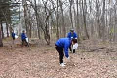 帯広市文化スポーツ振興財団の職員が帯広の森運動公園内清掃活動