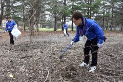 帯広市文化スポーツ振興財団の職員が帯広の森運動公園内清掃活動