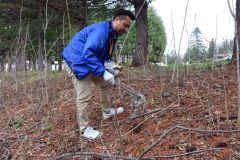 帯広市文化スポーツ振興財団の職員が帯広の森運動公園内清掃活動
