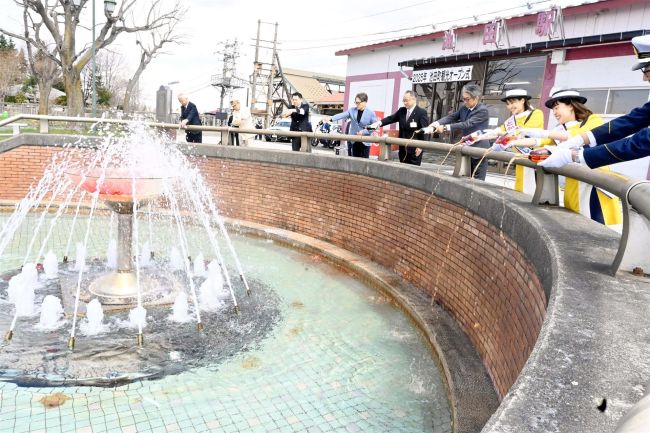 【写真】噴水にワイン注ぎにぎわい祈願 池田観光幕開け