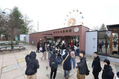 開演前から多くの人が並んだ（助川かおる通信員撮影、午前９時頃）