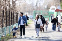 午前中から親子連れなど多くの人が訪れた（助川かおる通信員撮影）