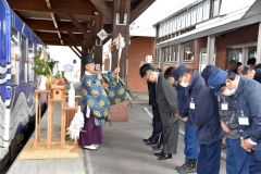 １番ホームで行われた安全祈願祭の様子