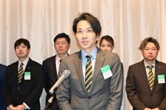 抱負を述べる高田会長