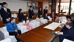 広尾町を訪れたコンポジット高生徒とホストファミリーの広尾高生徒ら