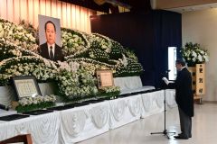 林さんの村葬で追悼の辞を述べる西山村長（右）
