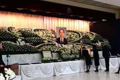 約３００人が参列した林さんの村葬。参列者が献花を行った