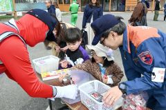 スタンプラリーを制覇し、消防関係のグッズを受け取る子どもたち
